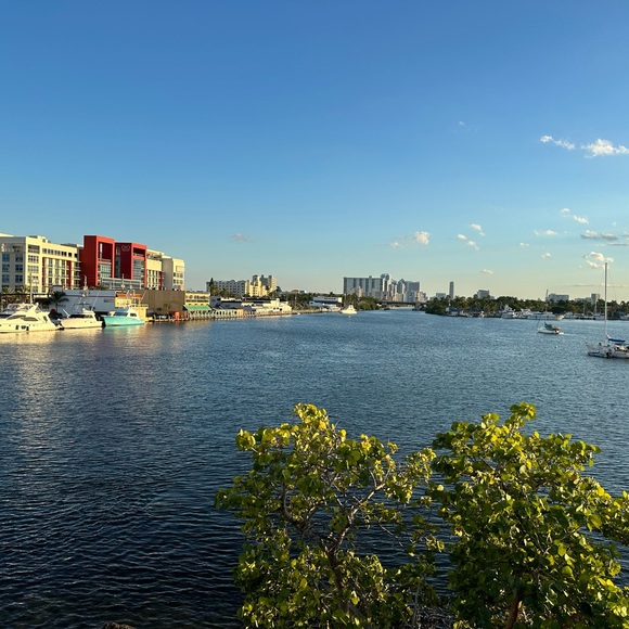 HI GUYS IM POTIT I USED POSH SIDEKICK TO SHARE MY CLOSET USED MY  REFERRAL CODE - Picture 13 of 16